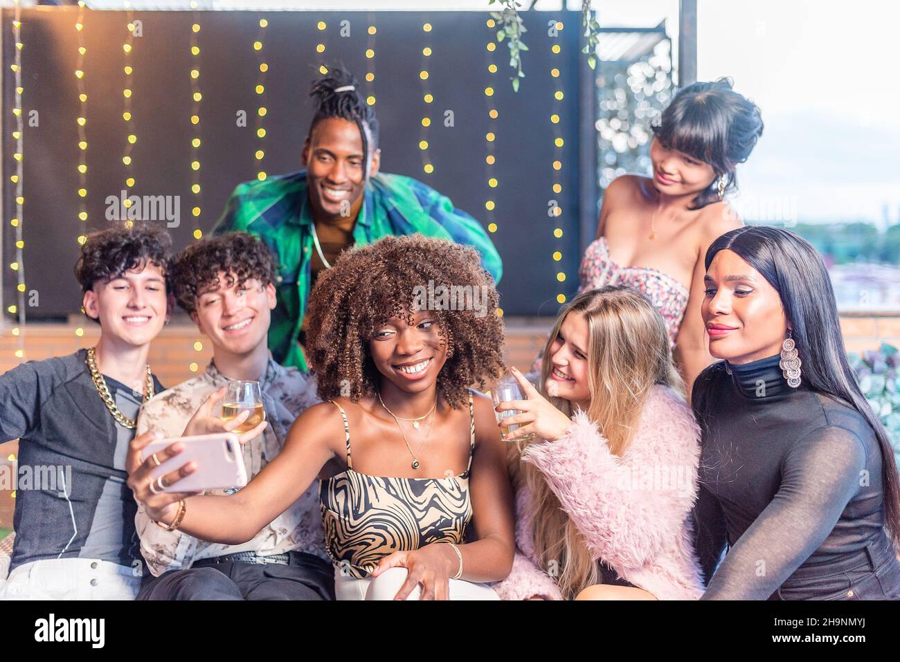 Amici nella vigilia di Capodanno prendendo un selfie Foto Stock
