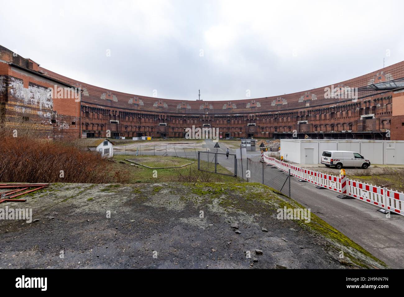 06 dicembre 2021, Baviera, Norimberga: Il cortile interno della Sala dei Congressi sull'ex rally del partito nazista. La Sala dei Congressi è uno dei più grandi edifici nazisti in Germania - e quindi un importante monumento commemorativo. 50,000 persone dovevano rallegrarsi dei grandi nazisti durante i loro discorsi. Oggi l'edificio è soprattutto un simbolo del fallimento dei nazisti e della loro megalomania. E questo è attualmente il tema di un acceso dibattito in città. La spina di centraggio è la questione di come si può e si può affrontare l'oscura eredità che circonda l'ex raduno del partito nazista a Norimberga? Foto: D Foto Stock