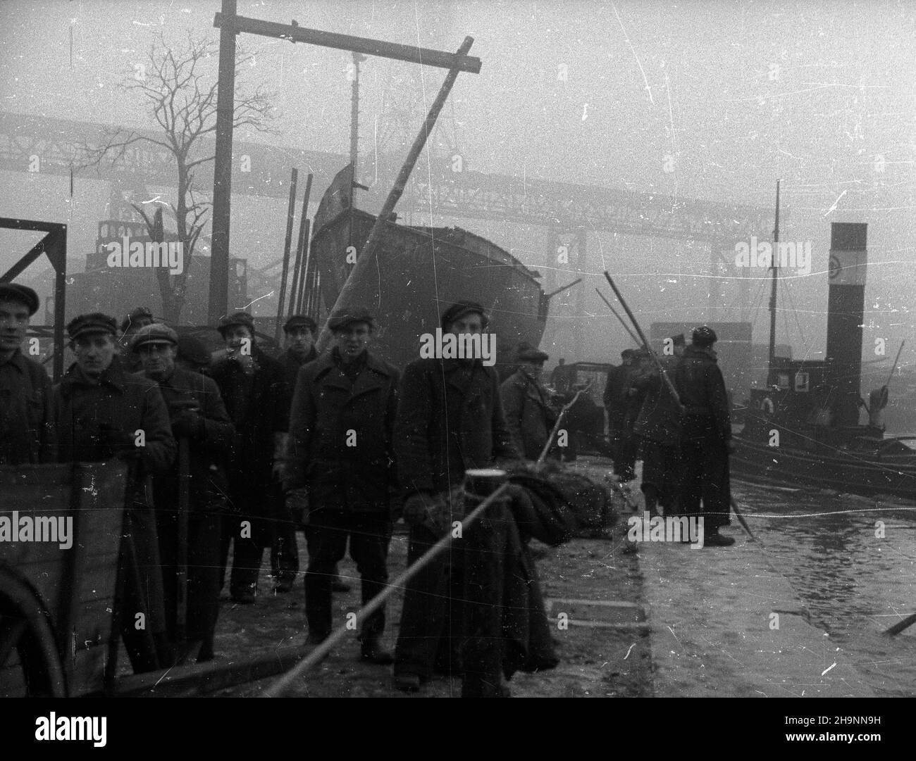 Gdañsk, 1948-12-12. Stocznia Gdañska. Wodowanie rudowêglowca Jednoœæ Robotnicza, którego budowê ukoñczono 33 dni przed terminem, dla uczczenia Kongreu Jednoœci (15-22 XII). wb PAP Danzica, 12 dicembre 1948. Il cantiere navale di Gdansk. Il lancio della Jednosc Robotnicza (Worker Unity) portaerei carbone-minerale che è stato costruito 33 giorni prima del calendario per onorare il Congresso dell'unità (Dec. 15-22). pap. wb Foto Stock