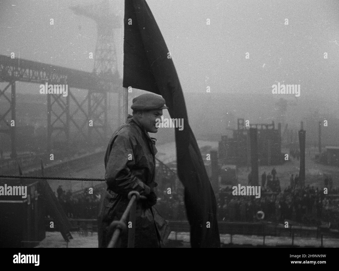 Gdañsk, 1948-12-12. Stocznia Gdañska. Wodowanie rudowêglowca Jednoœæ Robotnicza, którego budowê ukoñczono 33 dni przed terminem, dla uczczenia Kongreu Jednoœci (15-22 XII). wb PAP Danzica, 12 dicembre 1948. Il cantiere navale di Gdansk. Il lancio della Jednosc Robotnicza (Worker Unity) portaerei carbone-minerale che è stato costruito 33 giorni prima del calendario per onorare il Congresso dell'unità (Dec. 15-22). pap. wb Foto Stock