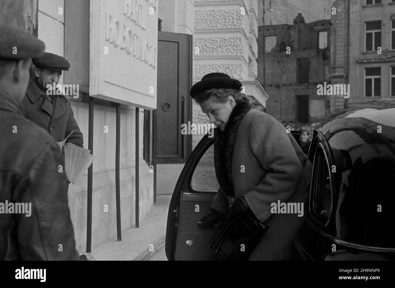 Warszawa, 1948-12-15. Kongres Zjednozeniowy Polskiej Partii Robotniczej (PPR) i Polskiej Partii Socjalistycznej (PPS) obradowa³ 15-21 grudnia, w auli Gmachu G³ównego Politechniki Warszawskiej. Powsta³a Polska Zjednoczona Partia Robotnicza (PZPR). NZ. Wiceminister edukacji Eugenia Krassowska przed wejœciem do gmachu. mw PAP Varsavia, 15 dicembre 1948. Il Congresso di unificazione del Partito operaio Polacco (PPR) e del Partito Socialista Polacco (PPS) hanno tenuto dibattiti presso l'edificio principale dell'Università tecnica di Varsavia il 15-21 dicembre. Fu formato il Partito Polacco dei lavoratori Uniti (PZPR). Nella foto: In fros Foto Stock