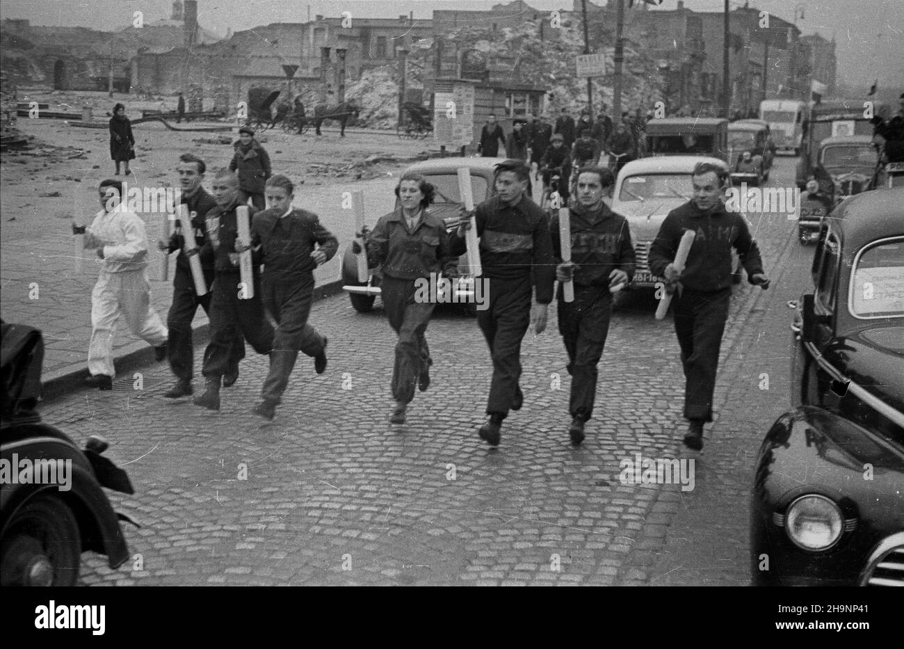 Warszawa, 1948-12-15. Okolicznoœciowa sztafeta m³odzie¿y z okazji i Zjazdu Polskiej Zjednoczonej Partii Robotniczej (PZPR). NZ. Sztafeta na ulicy Marsza³kowskiej. ka PAP Varsavia, 15 dicembre 1948. Un relay giovanile che segna il Congresso del 1st del Partito operaio Unito Polacco (PZPR). Nella foto: Il relè in via Marszalkowska. ka PAP Foto Stock