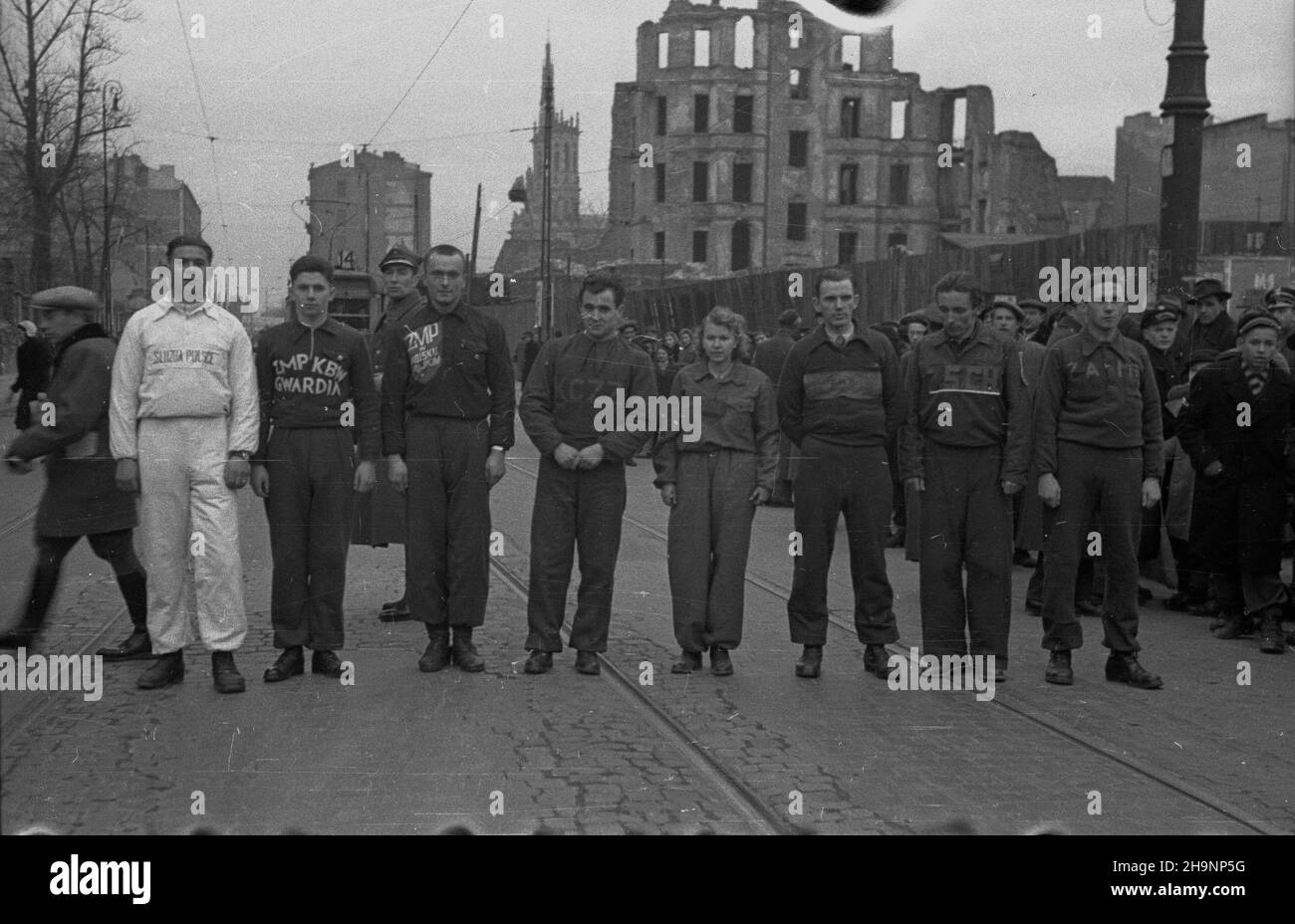 Warszawa, 1948-12-15. Okolicznoœciowa sztafeta m³odzie¿y z okazji i Zjazdu Polskiej Zjednoczonej Partii Robotniczej (PZPR). NZ. Uczestnicy biegu na ulicy Marsza³kowskiej, widok w stronê placu Zbawiciela. Od lewej: pierwszy przodownik pracy Powszechnej Organizacji S³u¿ba Polsce (700 proc. Normy) Bronis³aw Bujak, najlepszy uczeñ korpusu kadetów Korpusu Bezpieczeñstwa Wewnêtrznego (KBW) Maciej Janic, prymus Podoficerskiej Szko³y Piechoty Znik Koz³owski, przopprzánzánzánzka 1 Zprzánzka cz³onek zarz¹du wojewódzkiego Zprzprzánzánzka Wiœ Zprzánzánzánzánzka Zprzánzánzánzánzka Zprz Foto Stock