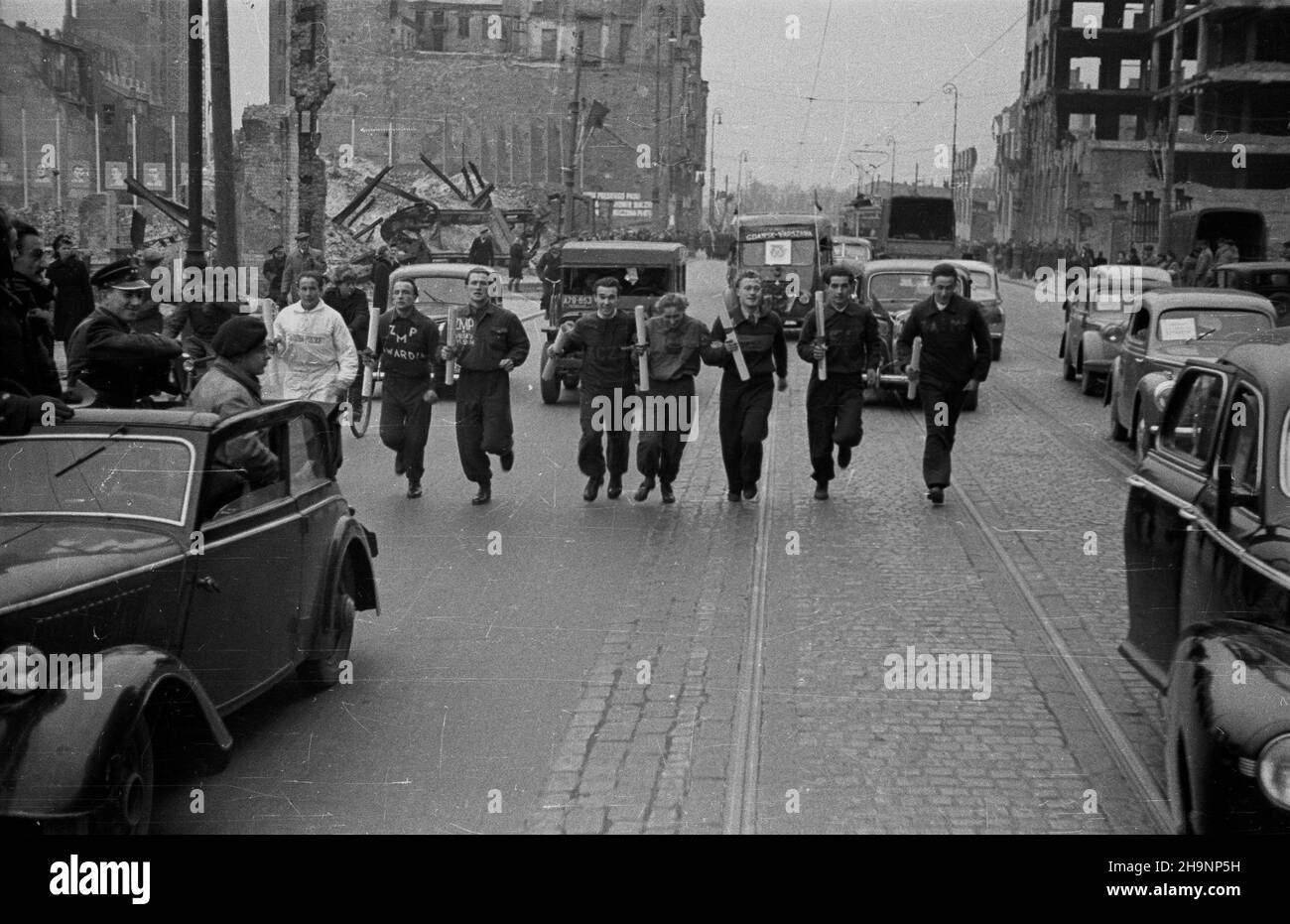 Warszawa, 1948-12-15. Okolicznoœciowa sztafeta m³odzie¿y z okazji i Zjazdu Polskiej Zjednoczonej Partii Robotniczej (PZPR). NZ. Sztafeta na ulicy Marsza³kowskiej. ka PAP Varsavia, 15 dicembre 1948. Un relay giovanile che segna il Congresso del 1st del Partito operaio Unito Polacco (PZPR). Nella foto: Il relè in via Marszalkowska. ka PAP Foto Stock