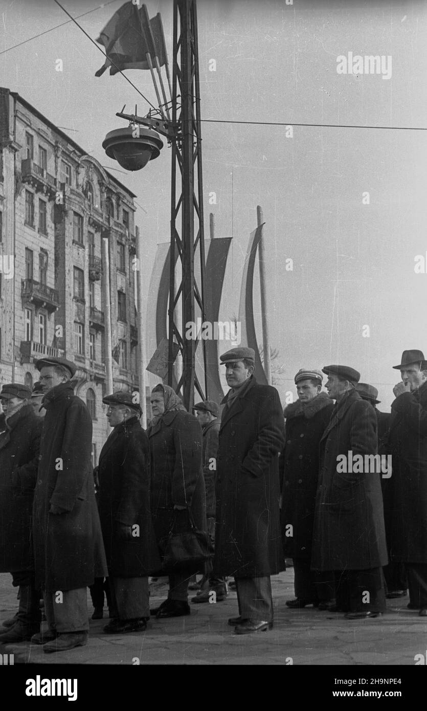 Warszawa, 1948-12-15. T³um mieszkañców i zwolenników nowej partii przed gmachem Politechniki Warszawskiej, gdzie odbywa siê i Zjazd Polskiej Zjednoczonej Partii Robotniczej (PZPR). ka PAP Varsavia, 15 dicembre 1948. Una folla di residenti di Varsavia e nuovi sostenitori del partito di fronte alla Università di Varsavia della tecnologia, dove si tenne il Congresso del 1st del Partito Polacco dei lavoratori Uniti (PZPR). ka PAP Foto Stock