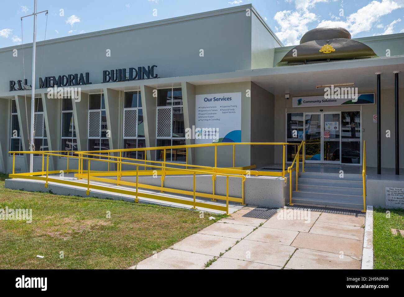 Il RSL Memorial Building a Mackay City con un grande modello di cappello slouch sopra l'ingresso Foto Stock