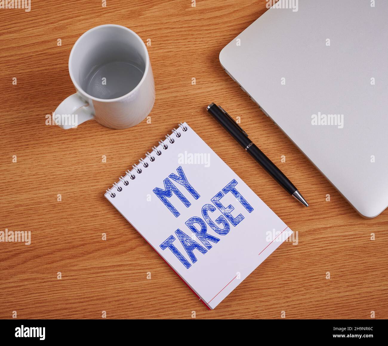 Visualizzazione concettuale di My Target. Il commercio presenta qualcosa o qualcuno che state provando a fare o realizzare o ha puntato il laptop chiuso accanto a giornale vuoto Foto Stock
