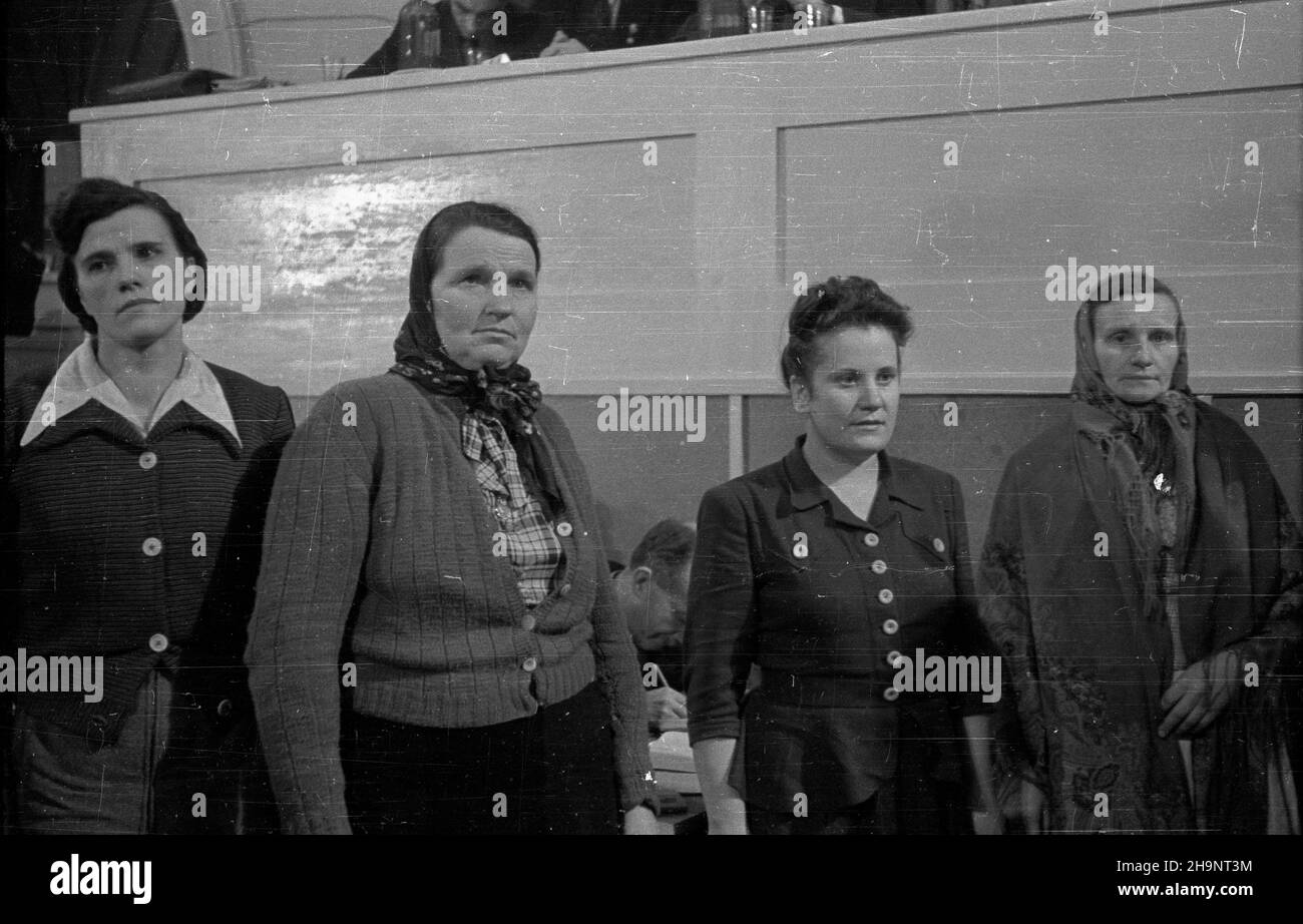 Warszawa, 1948-12-17. Kongres Zjednozeniowy Polskiej Partii Robotniczej (PPR) i Polskiej Partii Socjalistycznej (PPS), 15-21 XII, w luli Politechniki Warszawskiej. I Zjazd Polskiej Zjednoczonej Partii Robotniczej (PZPR). NZ. Delegatki Ligi Kobiet. ka PAP/Wojciech Kondracki Varsavia, 17 dicembre 1948. Il Congresso di unificazione del Partito operaio Polacco (PPR) e del Partito Socialista Polacco (PPS), presso l'Università della tecnologia di Varsavia il 15-21 dicembre. Il Congresso del 1st del Partito operaio Unito Polacco (PZPR). Nella foto: Delegati della Lega delle donne. ka PAP/Wojciech Kondracki Foto Stock