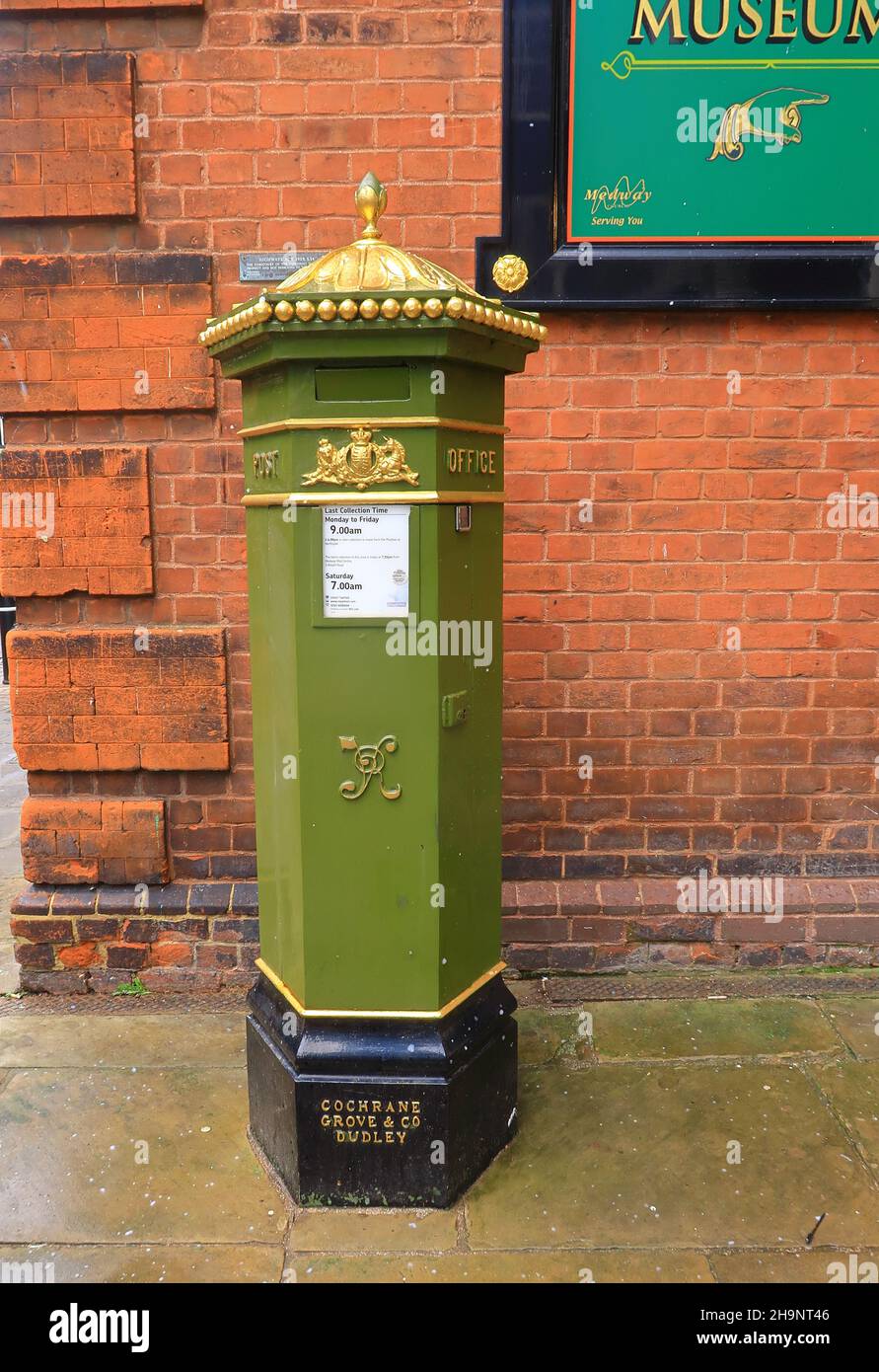 Una decorativa postbox vittoriano verde a Rochester, Kent Foto Stock