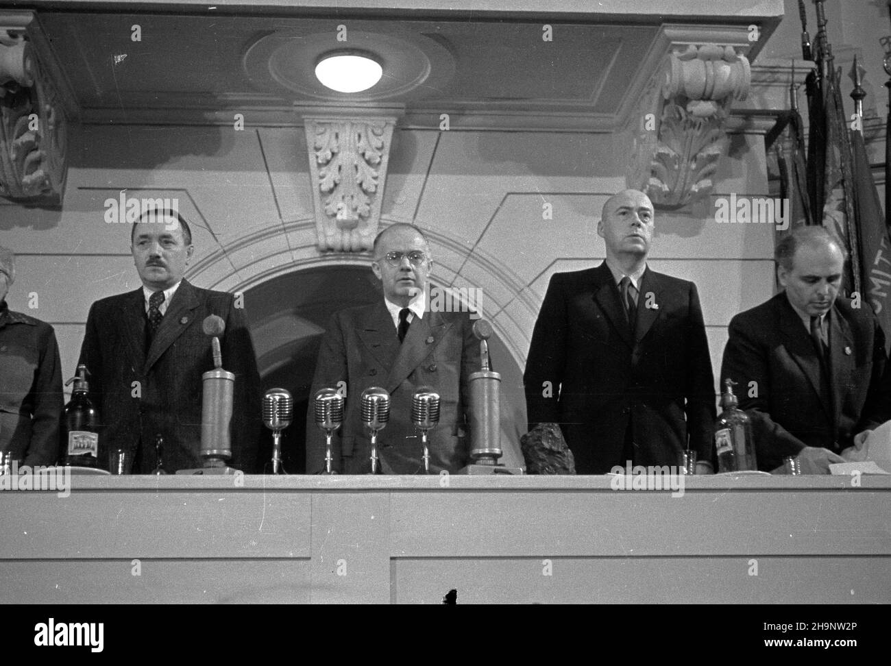 Warszawa, 1948-12-20. Kongres Zjednozeniowy Polskiej Partii Robotniczej (PPR) i Polskiej Partii Socjalistycznej (PPS), 15-21 XII, w luli Politechniki Warszawskiej. I Zjazd Polskiej Zjednoczonej Partii Robotniczej (PZPR). Szósty dzieñ Kongreu. de lewej: prezydent Boles³aw Bierut, przewodnicz¹cy klubu poselskiego PZPR Oskar Lange, Premier Józef Cyrankiewicz, podsekretarz stanu w Prezydium Rady Ministrów Jakub Berman. wb PAP Varsavia, 20 dicembre 1948. Il Congresso di unificazione del Partito operaio Polacco (PPR) e del Partito Socialista Polacco (PPS), presso l'Università della tecnologia di Varsavia il 15-21 dicembre. Foto Stock