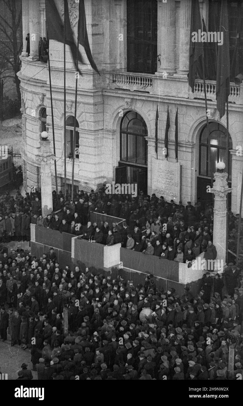 Warszawa, 1948-12-21. Kongres Zjednozeniowy PPR (Polska Partia Robotnicza) i PPS (Polska Partia Socjalistyczna), 15-21 XII, w auli Politechniki Warszawskiej. I Zjazd PZPR (Polska Zjednoczona Partia Robotnicza). NZ. Wiec na czeœæ Kongreu Zjednoczeniowego na placu Politechniki. wb PAP Varsavia, 21 dicembre 1948. Il Congresso Unificatation del PPR (Polish Worker Party) e del PPS (Polish Socialist Party) si sono tenuti presso l'Università della tecnologia di Varsavia il 15-21 dicembre. Il Congresso del 1st del Partito operaio Unito Polacco (PUWP). Nella foto: Il rally in onore del Congresso nel cortile universitario. wb PAP Foto Stock