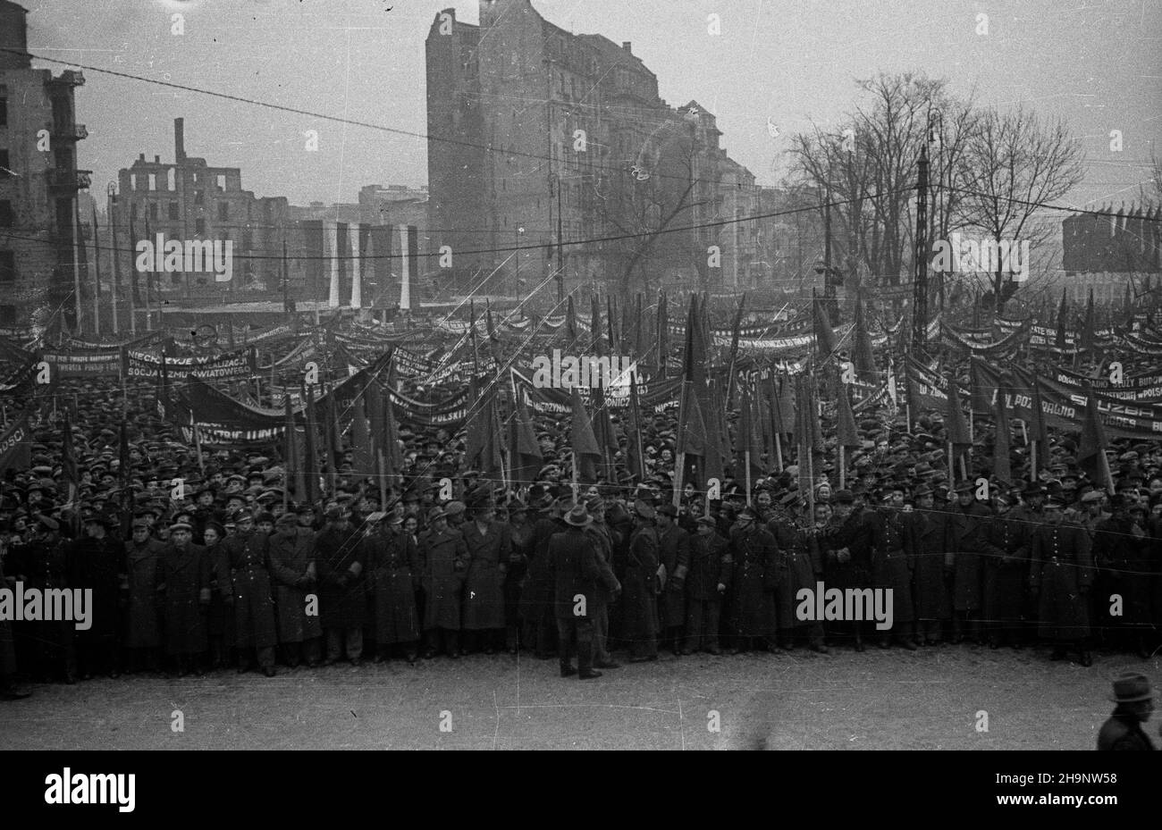 Warszawa, 1948-12-21. Kongres Zjednozeniowy PPR (Polska Partia Robotnicza) i PPS (Polska Partia Socjalistyczna), 15-21 XII, w auli Politechniki Warszawskiej. I Zjazd PZPR (Polska Zjednoczona Partia Robotnicza). NZ. Wiec na czeœæ Kongreu Zjednoczeniowego na placu Politechniki. wb PAP Varsavia, 21 dicembre 1948. Il Congresso Unificatation del PPR (Polish Worker Party) e del PPS (Polish Socialist Party) si sono tenuti presso l'Università della tecnologia di Varsavia il 15-21 dicembre. Il Congresso del 1st del Partito operaio Unito Polacco (PUWP). Nella foto: Il rally in onore del Congresso nel cortile universitario. wb PAP Foto Stock