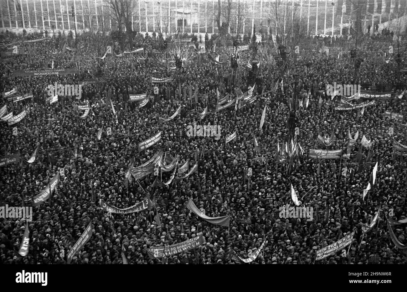 Warszawa, 1948-12-21. Kongres Zjednozeniowy PPR (Polska Partia Robotnicza) i PPS (Polska Partia Socjalistyczna), 15-21 XII, w auli Politechniki Warszawskiej. I Zjazd PZPR (Polska Zjednoczona Partia Robotnicza). NZ. Wiec na czeœæ Kongreu Zjednoczeniowego na placu Politechniki. wb PAP Varsavia, 21 dicembre 1948. Il Congresso Unificatation del PPR (Polish Worker Party) e del PPS (Polish Socialist Party) si sono tenuti presso l'Università della tecnologia di Varsavia il 15-21 dicembre. Il Congresso del 1st del Partito operaio Unito Polacco (PUWP). Nella foto: Il rally in onore del Congresso nel cortile universitario. wb Foto Stock