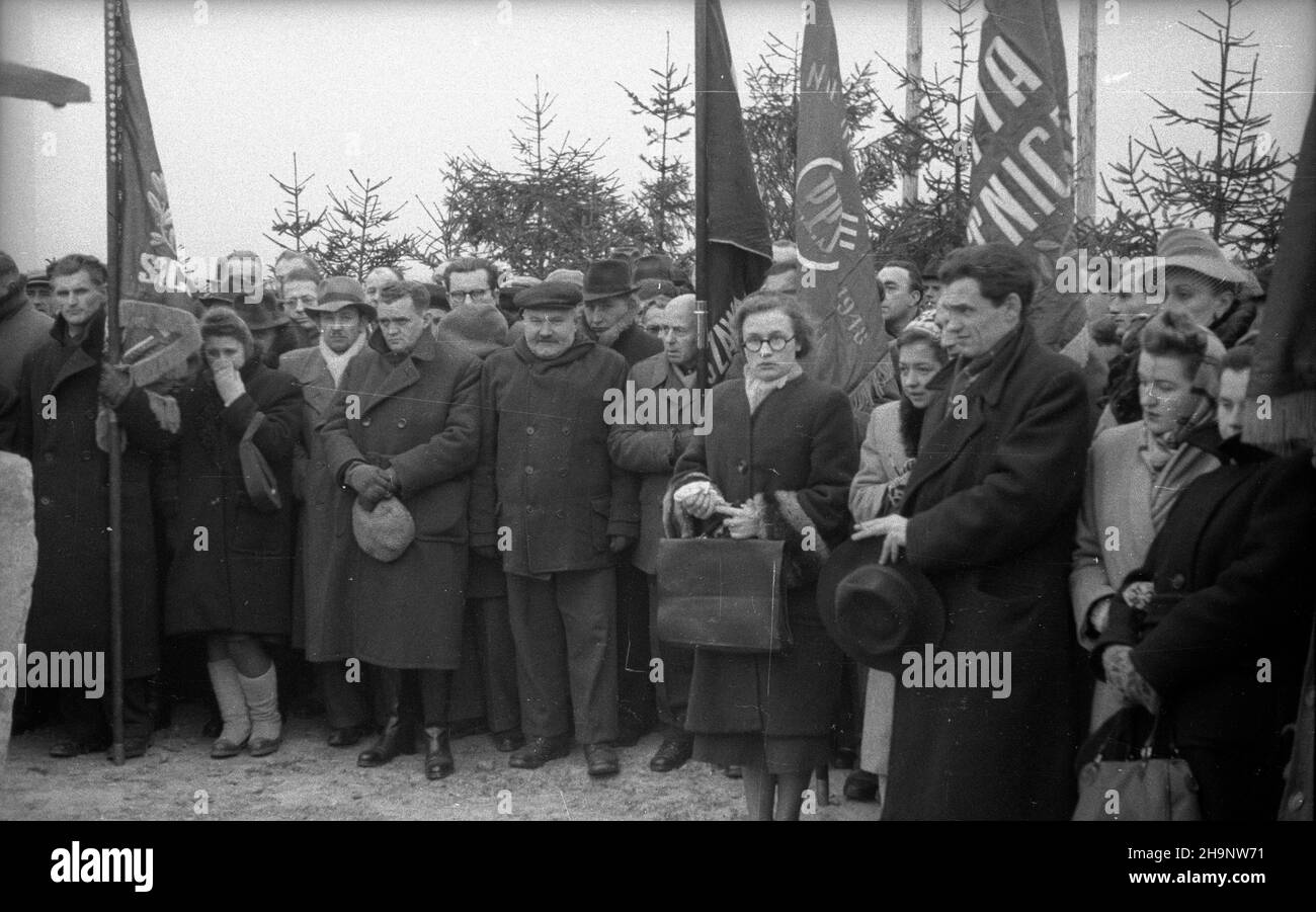 Warszawa, 1948-12-21. Z³o¿enie aktu erekcyjnego pod cmentarz ¿o³nierzy radzieckich przy ulicy ¯wirki i Wigury. Poczty sztandarowe. wb PAP Varsavia, 21 dicembre 1948. Una targa di fondazione è fissata in un cimitero dei soldati sovietici su Zwirki e Wigury Street. Nella figura: Protezioni colore. wb PAP Foto Stock