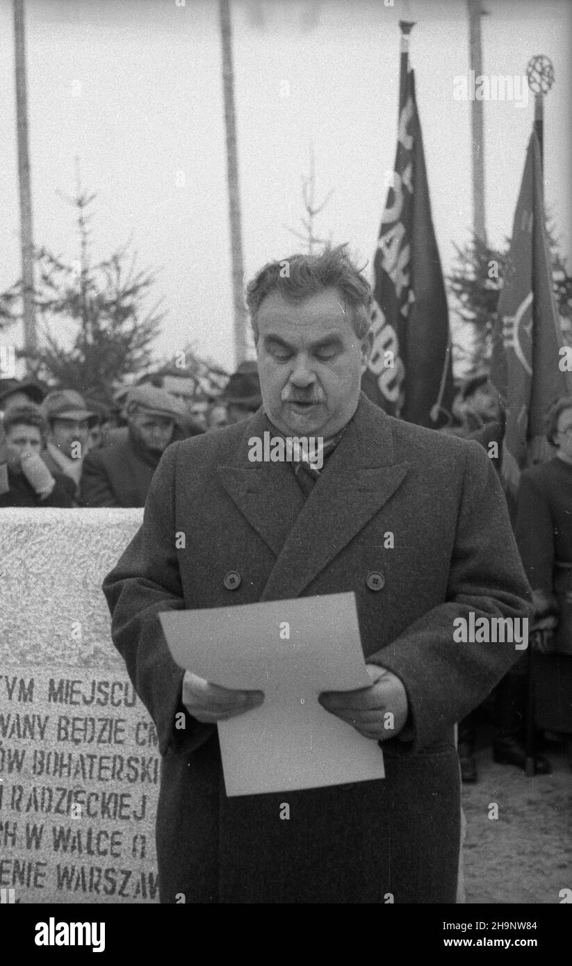 Warszawa, 1948-12-21. Z³o¿enie aktu erekcyjnego pod cmentarz ¿o³nierzy radzieckich przy ulicy ¯wirki i Wigury. prezydent Warszawy Stanis³aw To³wiñski odczytuje akt erekcyjny. wb PAP Warsaw, 21 dicembre 1948. Una targa di fondazione è fissata in un cimitero dei soldati sovietici su Zwirki e Wigury Street. Nella foto: Il sindaco di Varsavia Stanislaw Tolwinski legge l'atto di fondazione. wb PAP Foto Stock