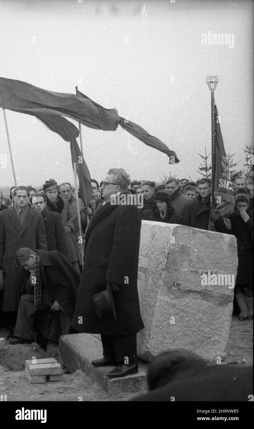 Warszawa, 1948-12-21. Z³o¿enie aktu erekcyjnego pod cmentarz ¿o³nierzy radzieckich przy ulicy ¯wirki i Wigury. NZ. przemówienie minima oœwiaty Stanis³awa Skrzeszewskiego. wb PAP Varsavia, 21 dicembre 1948. Una targa di fondazione è fissata in un cimitero dei soldati sovietici su Zwirki e Wigury Street. Nella foto: Discorso del Ministro dell'istruzione Stanislaw Skrzeszewski. wb PAP Foto Stock