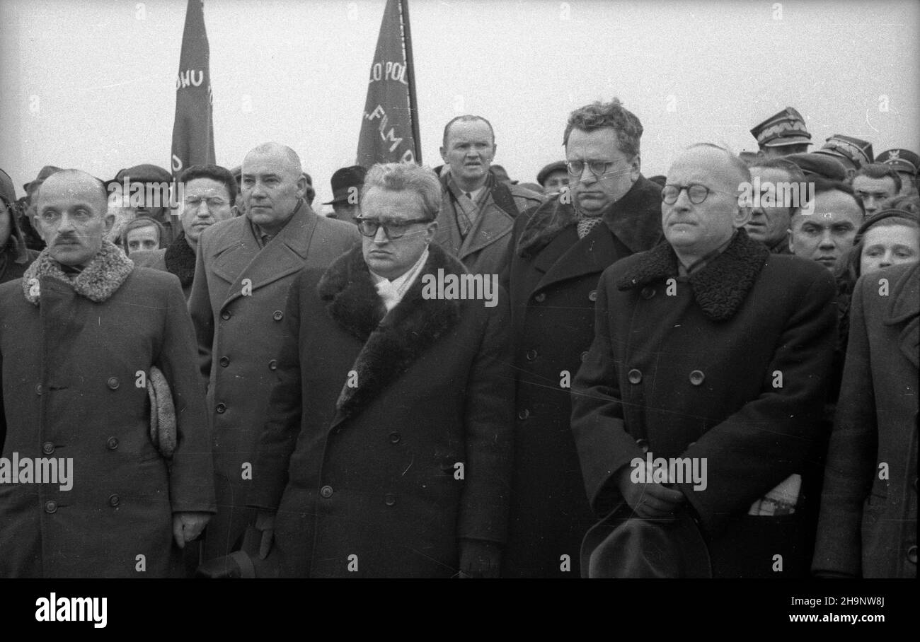 Warszawa, 1948-12-21. Z³o¿enie aktu erekcyjnego pod cmentarz ¿o³nierzy radzieckich przy ulicy ¯wirki i Wigury. NZ. Na pierwszym planie, od lewej: Podsekretarz stanu w ministerstwie amministracji publicznej W³adys³aw Wolski (w³aœc. Antoni Piwowarczyk), ministro oœwiaty Stanis³aw Skrzeszewski, ambasador ZSRR Wiktor Lebiediew, ministro sprawiedliwoœci Henryk Œwi¹tkowski. W g³êbi i sekretarz Komitetu Warszawskiego PZPR gen. Stanis³aw Zawadzki (C). wb PAP Varsavia, 21 dicembre 1948. Una cerimonia di posa in pietra del cimitero dei soldati sovietici su via Zwirki i Wigury. In figura: In primo piano Foto Stock