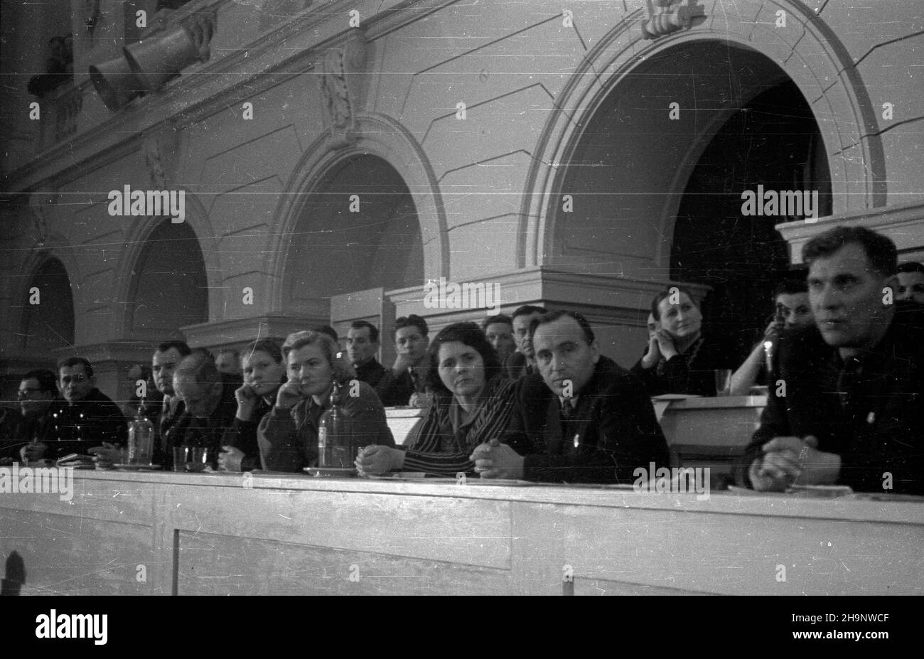 Warszawa, 1948-12-21. Kongres Zjednozeniowy Polskiej Partii Robotniczej (PPR) i Polskiej Partii Socjalistycznej (PPS), 15-21 XII, w luli Politechniki Warszawskiej. I Zjazd Polskiej Zjednoczonej Partii Robotniczej (PZPR). Ostatni dzieñ Kongreu. wb PAP Varsavia, 21 dicembre 1948. Il Congresso di unificazione del Partito operaio Polacco (PPR) e del Partito Socialista Polacco (PPS), presso l'Università della tecnologia di Varsavia il 15-21 dicembre. Il Congresso del 1st del Partito operaio Unito Polacco (PZPR). L'ultimo giorno del congresso. wb PAP Foto Stock