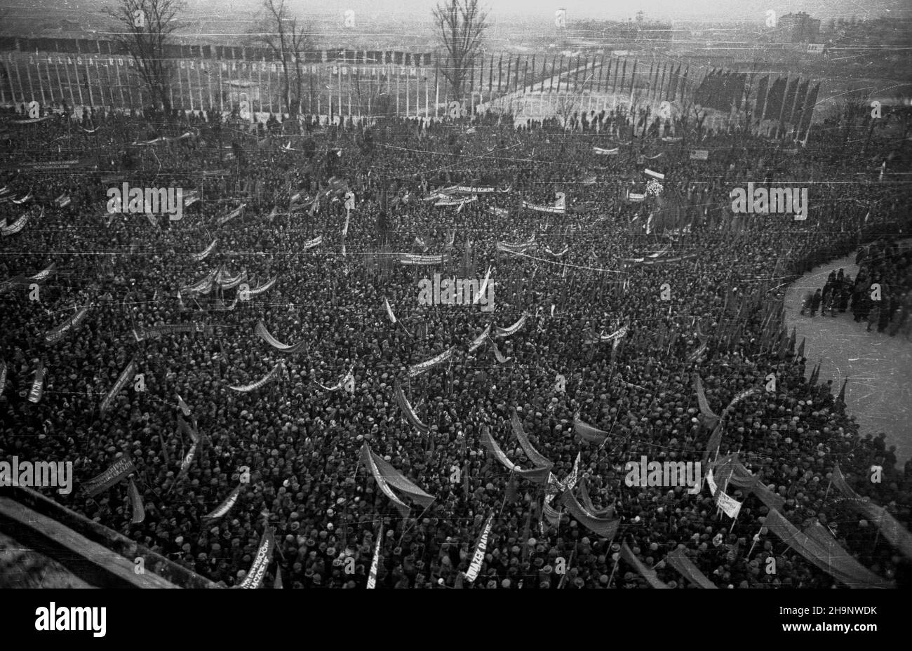 Warszawa, 1948-12-21. Kongres Zjednozeniowy PPR (Polska Partia Robotnicza) i PPS (Polska Partia Socjalistyczna), 15-21 XII, w auli Politechniki Warszawskiej. I Zjazd PZPR (Polska Zjednoczona Partia Robotnicza). NZ. Wiec na czeœæ Kongreu Zjednoczeniowego na placu Politechniki. wb PAP Varsavia, 21 dicembre 1948. Il Congresso Unificatation del PPR (Polish Worker Party) e del PPS (Polish Socialist Party) si sono tenuti presso l'Università della tecnologia di Varsavia il 15-21 dicembre. Il Congresso del 1st del Partito operaio Unito Polacco (PUWP). Nella foto: Il rally in onore del Congresso nel cortile universitario. wb Foto Stock