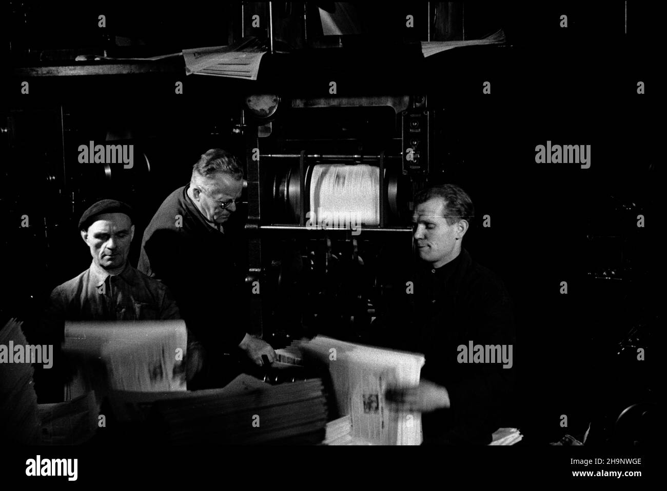 Warszawa, 1948-12-31. Sylwester w dzukarni dziennika ¯ycie Warszawy. wb PAP Varsavia, 31 dicembre 1948. Capodanno presso la tipografia della Zycie Warszawy tutti i giorni. wb PAP Foto Stock