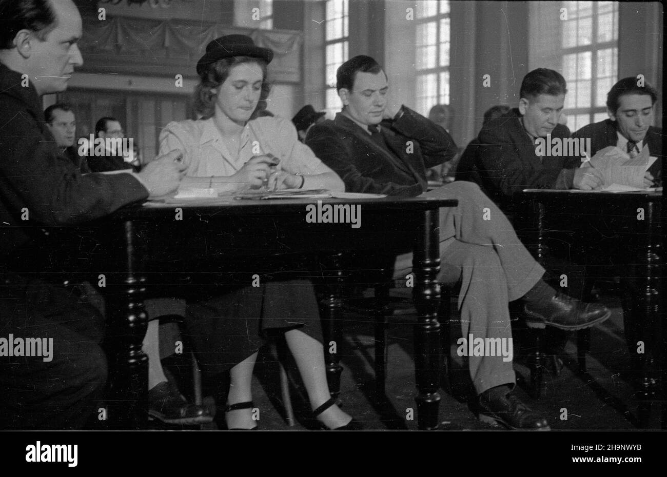 Szczecin, 1949-01. IV Zjazd Zwi¹zku Zawodowego Literatów Polskich (w sali Filharmonii, w dniach 20-23,01), na którym zmienio nazwê organisacji na Zwi¹zek Literatów Polskich (ZLP) i uznano realizm socjalistyczny (socrealizm) za obowi¹zuj¹c¹ metodê twórcz¹. m.in. Pisarz rumuñski Florin Tornea (1P), pisarz czeski Jan Pilarz (1L). bk PAP/Wojciech Kondracki Dok³adny dzieñ wydarzenia nieustalony. Szczecin, 1949 gennaio. Il Congresso del 4th del sindacato degli scrittori polacchi (presso la sala concerti Philharmonic, il 20 gennaio 23), che cambiò il nome dell'organizzazione in Union of Polish Writ Foto Stock