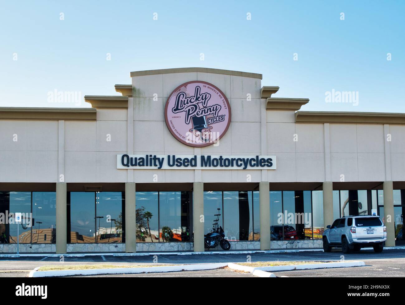 Houston, Texas USA 11-12-2021: Deposito e parcheggio di Penny Cycles a Houston, Texas. Qualità usato motociclette attività locali. Foto Stock