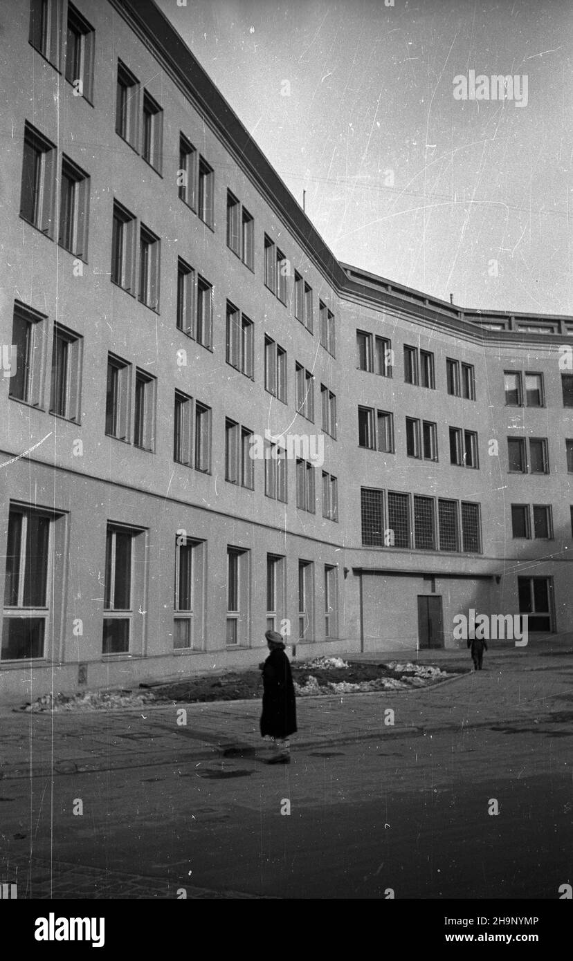 Warszawa, 1949. Siedziba Komisji Centralnej Zwi¹zków Zawodowych przy ul. Kopernika róg ul. Bartoszewicza. msa PAP Dok³adny miesi¹c i dzieñ wydarzenia nieustalone. Varsavia, 1949. Sede della Commissione Centrale dei sindacati in via Kopernika, angolo di via Bartoszewicza, msa PAP Foto Stock