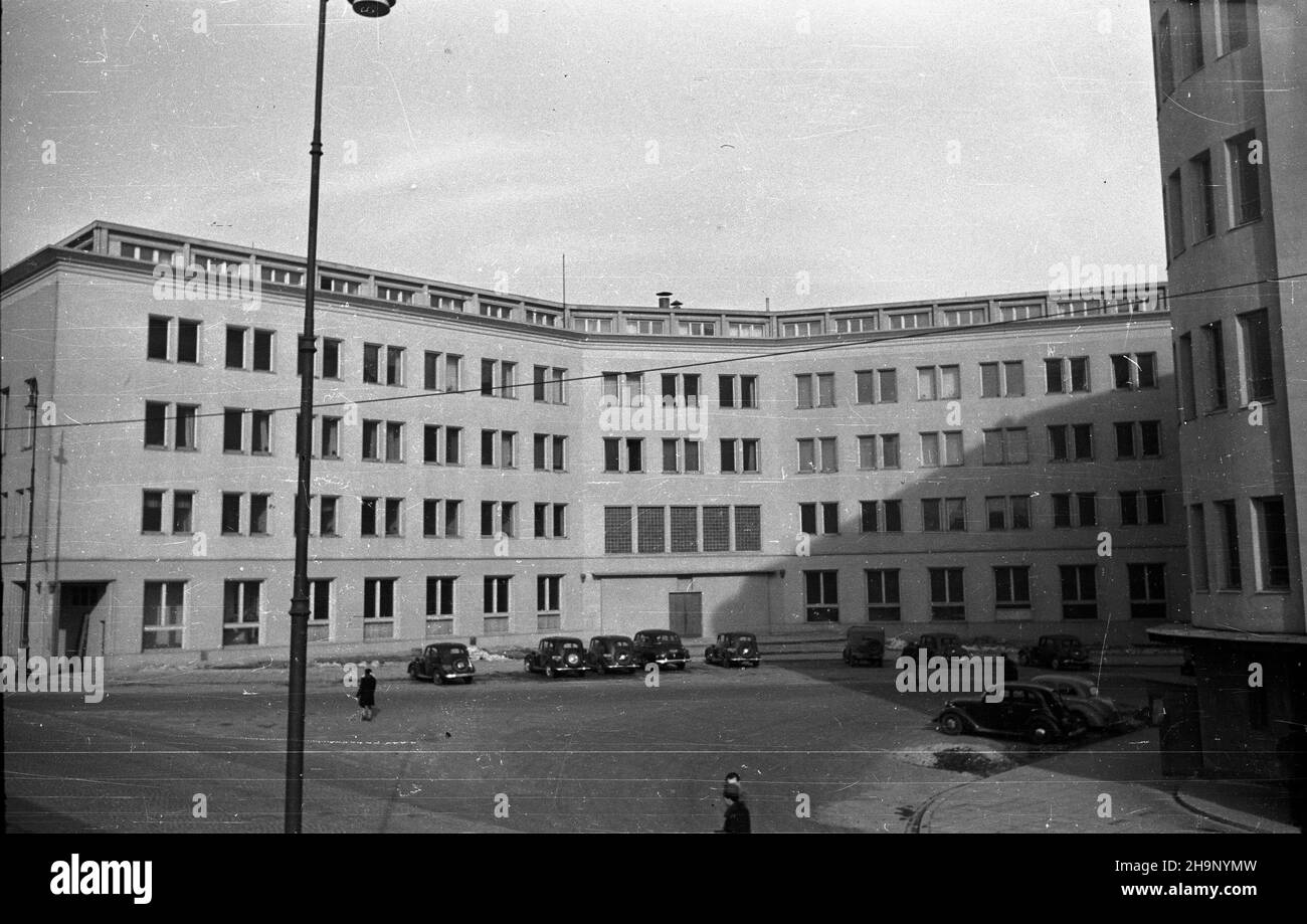 Warszawa, 1949. Siedziba Komisji Centralnej Zwi¹zków Zawodowych przy ul. Kopernika róg ul. Bartoszewicza. msa PAP Dok³adny miesi¹c i dzieñ wydarzenia nieustalone. Varsavia, 1949. Sede della Commissione Centrale dei sindacati in via Kopernika, angolo di via Bartoszewicza, msa PAP Foto Stock