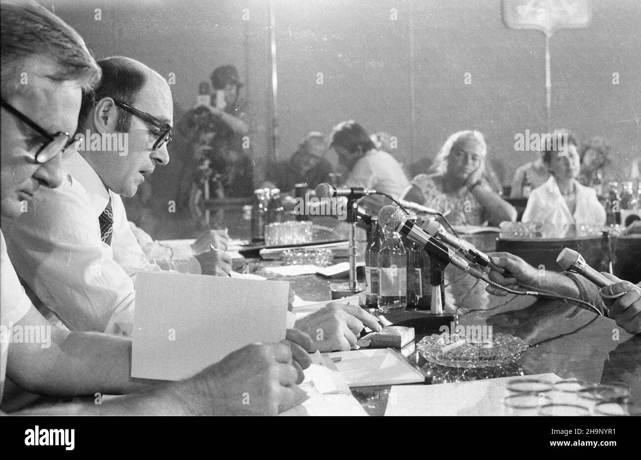 Warszawa, 1981-08-06. Konferencja Józefa Bareckiego - rzecznika prasowego rz¹du w Urzêdzie Rady Ministrów nt. za³amania rynku wewnêtrznego m.in. Dramatycznego braku miêsa, przetworów mlecznych, œrodków czystoœci. Uczestniczyli w niej Stanis³aw Mach - wicePremier, Zygmunt £akomiec - ministro handlu wewnêtrznego i us³ug, Andrzej Kaca³a - podsekretarz stanu w Ministerstwie Runnittha. NZ. Przedstawiciele rz¹du - z lewej, wœród dziennikarzy Krystyna Zieliñska (w g³êbi, podparta rêk¹). oe/mw PAP/CAF/Tadeusz ZagoŸdziñski Varsavia, 6 agosto 1981. Una conferenza del segretario stampa del governo Foto Stock