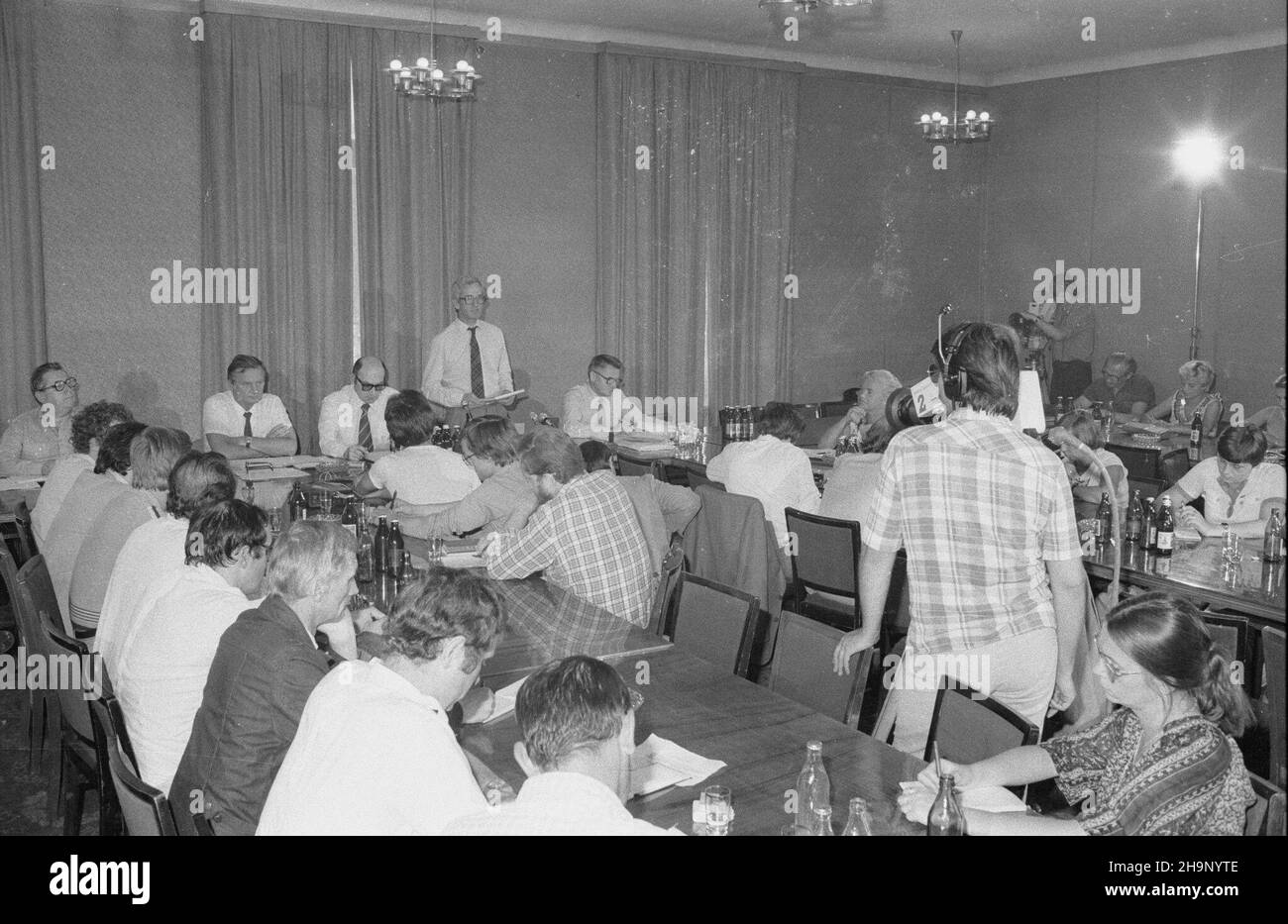 Warszawa, 1981-08-06. Konferencja Józefa Bareckiego - rzecznika prasowego rz¹du w Urzêdzie Rady Ministrów nt. za³amania rynku wewnetrznego m.in. Dramatycznego braku miêsa, przetworów mlecznych, œrodków czystoœci. Uczestniczyli w niej: Stanis³aw Mach - wicePremier, Zygmunt £akomiec - Minister handlu wewnêtrznego i us³ug, Andrzej Kaca³a - podsekretarz stanu w Ministerstwie Rolnittha. NZ. Józef Barecki - stoi za sto³em, wœród dziennikarzy m.in. Juliusz Smoczyñski (3P w pierwszym rzêdzie), Krystyna Zieliñska (P w czwartym rzêdzie). oe/mw PAP/CAF/Tadeusz ZagoŸdziñski Varsavia, 6 agosto 1981. R Foto Stock