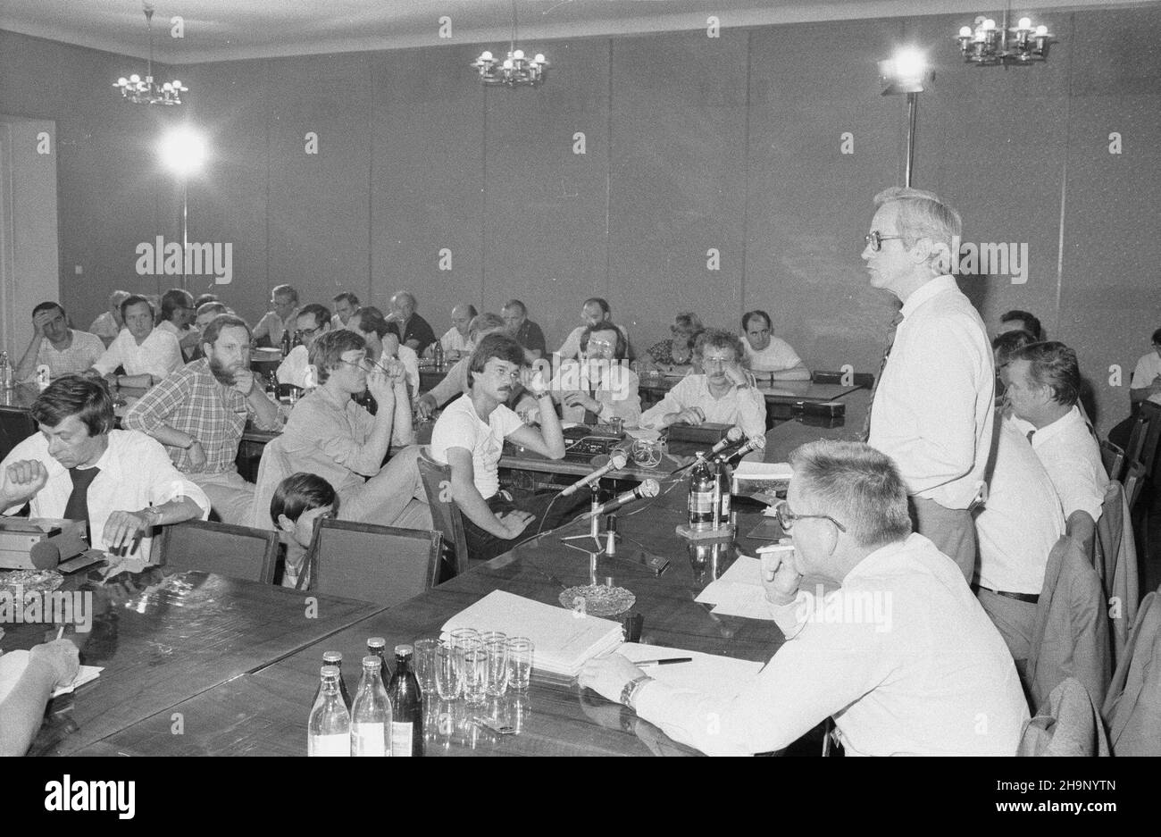 Warszawa, 1981-08-06. Konferencja Józefa Bareckiego - rzecznika prasowego rz¹du w Urzêdzie Rady Ministrów nt. za³amania rynku wewnêtrznego, m.in. Dramatycznego braku ¿ywnoœci, przetworów mlecznych, œrodków czystoœci. Uczestniczyli w niej: Stanis³aw Mach - wicePremier, Zygmunt £akomiec - Minister handlu wewnêtrznego i us³ug, Andrzej Kaca³a - podsekretarz stanu w Ministerstwie Rolnittha. NZ. Józef Barecki - stoi za sto³em oraz przedstawiciele prasy. oe/mw PAP/CAF/Tadeusz ZagoŸdziñski Varsavia, 6 agosto 1981. Conferenza del segretario di stampa del governo Jozef Barecki sul tema interno Foto Stock