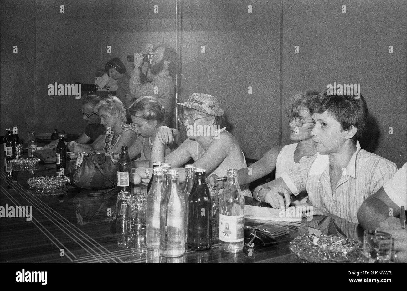 Warszawa, 1981-08-06. Konferencja Józefa Bareckiego - rzecznika prasowego rz¹du w Urzêdzie Rady Ministrów nt. za³amania rynku wewnêtrznego, m.in. Dramatycznego braku ¿ywnoœci, przetworów mlecznych, miêsa, œrodków czystoœci. Uczestniczyli w niej Stanis³aw Mach - wicePremier, Zygmunt £akomiec - ministro handlu wewnêtrznego i us³ug, Andrzej Kaca³a - podsekretarz stanu w Ministerstwie Runnittha. NZ. Przedstawicielki prasy. oe/mw PAP/CAF/Tadeusz ZagoŸdziñski Varsavia, 6 agosto 1981. Una conferenza del segretario di stampa del governo Jozef Barecki sul crollo del mercato interno, tra l'altro Foto Stock