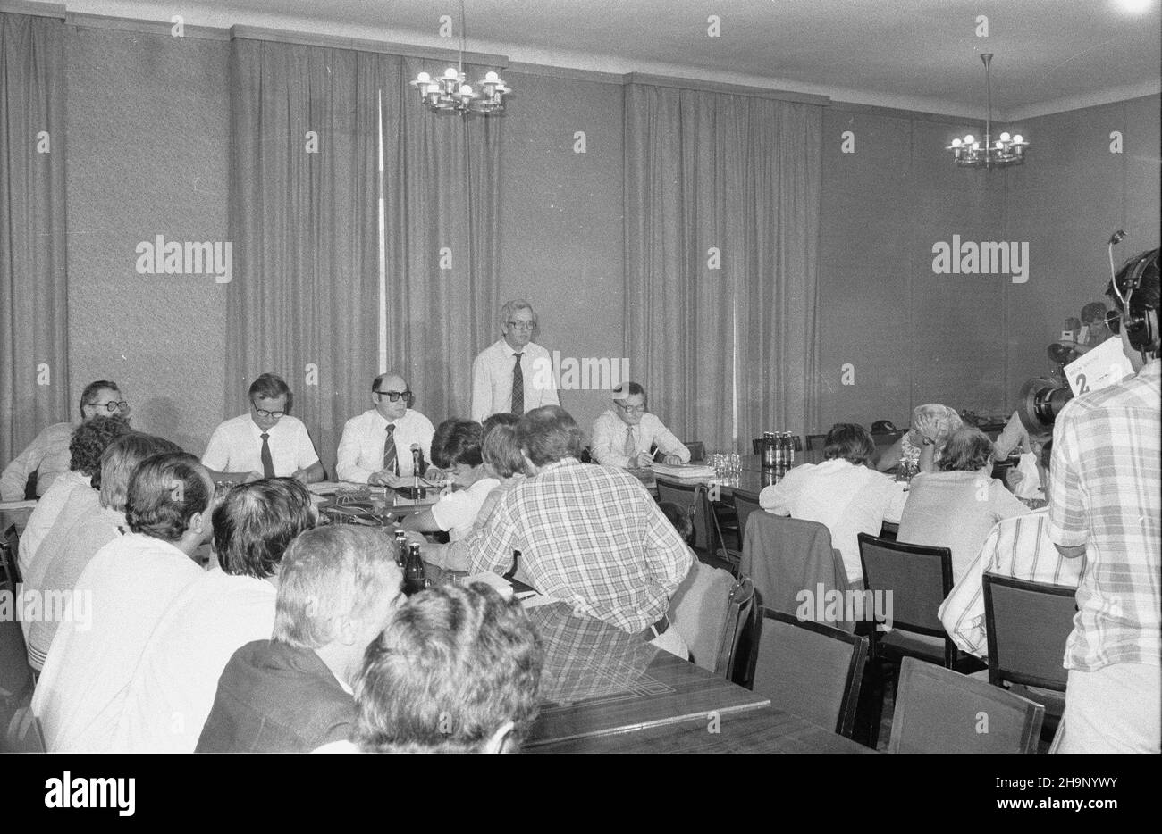 Warszawa, 1981-08-06. Konferencja Józefa Bareckiego - rzecznika prasowego rz¹du w Urzêdzie Rady Ministrów nt. za³amania rynku wewnêtrznego, m.in. Dramatycznego braku ¿ywnoœci, przetworów mlecznych, miêsa, œrodków czystoœci. Uczestniczyli w niej Stanis³aw Mach - wicePremier, Zygmunt £akomiec - ministro handlu wewnêtrznego i us³ug, Andrzej Kaca³a - podsekretarz stanu w Ministerstwie Runnittha. NZ. Józef Barecki - stoi za sto³em, wsród dziennikarzy m.in. Krystyna Zieliñska (P w czwartym rzêdzie). oe/mw PAP/CAF/Tadeusz ZagoŸdziñski Varsavia, 6 agosto 1981. Una conferenza del segretario di stampa Foto Stock