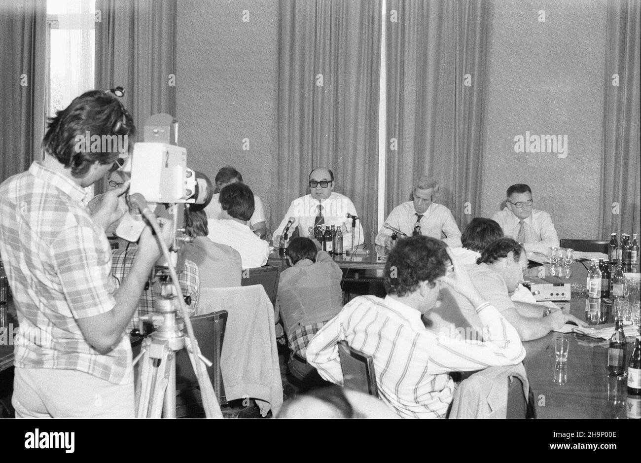 Warszawa, 1981-08-06. Konferencja Józefa Bareckiego - rzecznika prasowego rz¹du w Urzêdzie Rady Ministrów na temat za³amania rynku wewnetrznego, m.in. Dramatycznego braku miêsa, przetworów mlecznych, œrodków czystoœci. Uczestniczyli w niej: Stanis³aw Mach - wicePremier, Zygmunt £akomiec - Minister handlu wewnêtrznego i us³ug, Andrzej Kaca³a - podsekretarz stanu w Ministerstwie Rolnittha. NZ. wœród przedstawicieli rz¹du m.in. Józef Barecki (2P) oraz dziennikarze. oe/mw PAP/CAF/Tadeusz ZagoŸdziñski Varsavia, 6 agosto 1981. Conferenza del segretario di stampa del governo Jozef Barecki Foto Stock