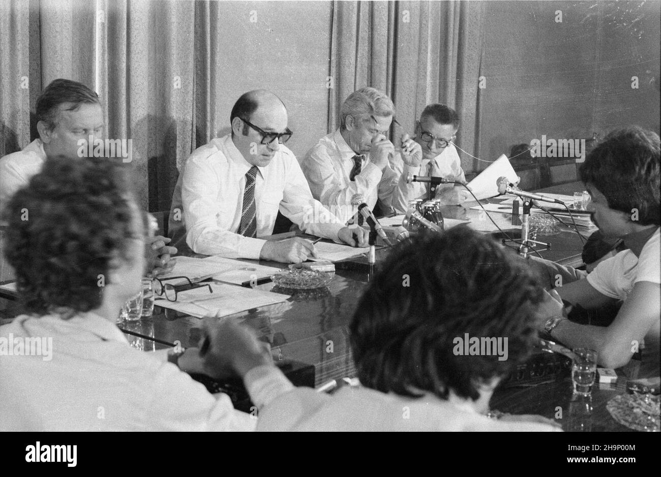 Warszawa, 1981-08-06. Konferencja Józefa Bareckiego - rzecznika prasowego rz¹du w Urzêdzie Rady Ministrów nt. za³amania rynku wewnêtrznego m.in. Dramatycznego braku miêsa, przetworów mlecznych, œrodków czystoœci. Uczestniczyli w niej Stanis³aw Mach - wicePremier, Zygmunt £akomiec - ministro handlu wewnêtrznego i us³ug, Andrzej Kaca³a - podsekretarz stanu w Ministerstwie Runnittha. NZ. Przedstawiciele rz¹du - z lewej, wœród dziennikarzy Krystyna Zieliñska (w g³êbi, podparta rêk¹). oe/mw PAP/CAF/Tadeusz ZagoŸdziñski Varsavia, 6 agosto 1981. Una conferenza del segretario stampa del governo Foto Stock