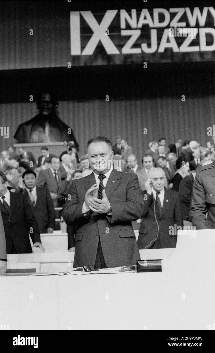 Warszawa, 1981-07-20. IX Nadzwyczajny Zjazd PZPR trwa³ siedem dni, odbywa³ siê w okresie narastaj¹cego kryzysu gospodarczego i pog³êbiaj¹cych siê napiêæ spo³ecznych. N Z. w prezydium na pierwszym planie Stanis³aw Kania. W g³êbi z prawej szef delegacji KPZR, cz³onek BP KC KPZR Wiktor Griszin. oe/mw PAP/CAF/Adam Hawa³ej Varsavia, 20 luglio 1981. La convenzione straordinaria del 9th del Partito operaio Unito polacco (PUWP) durò 7 giorni e mostrò una divisione politica all'interno del partito. Gravi tensioni sociali hanno accompagnato la convenzione. Nella foto: Al tavolo del presidium in primo piano Stanislaw Foto Stock