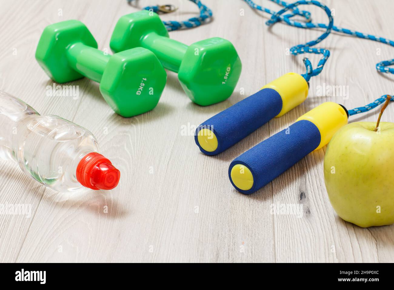 Vari strumenti per il fitness a piano in camera. Foto Stock