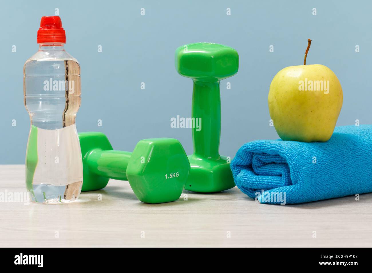 Manubri e diversi strumenti per il fitness sul pavimento in camera. Foto Stock