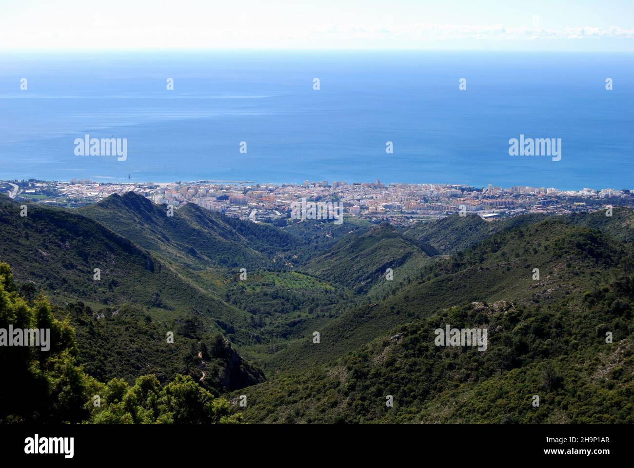 Vista sul mare e sulla città di Marbella, Marbella, Costa del Sol, Provincia di Malaga, Andalusia, Spagna, Europa occidentale. Foto Stock