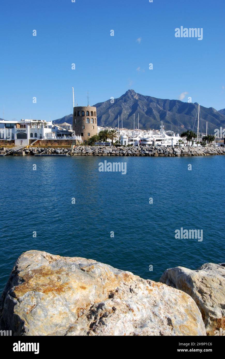 Ingresso del porto con la torre di guardia a sinistra e la Concha sul retro, Puerto Banus, Marbella, Costa del Sol, Provincia di Malaga, Andalucia Foto Stock