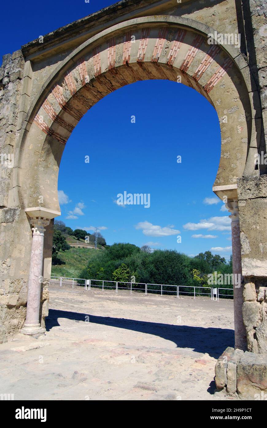 Arco moresco, Medina Azahara (Madinat al-Zahra), vicino a Cordoba, in provincia di Cordoba, Andalusia, Spagna, Europa occidentale. Foto Stock