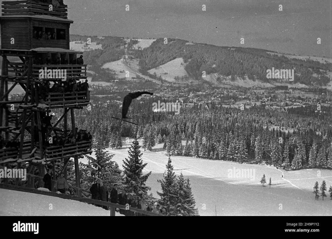 Zakopane, 1949. Miêdzynarodowe Zawody Narciarskie o Puchar Tatr (23 lutego-3 Marca). Konkurs skoków nariarskich na Wielkiej Krokwi. Dok³adny miesi¹c i dzieñ wydarzenia nieustalone. bk PAP Zakopane, 1949. Il Concorso di Sci di Tatra Mountain Cup (febbraio 23-marzo 3). Gara di salto con gli sci sul Monte Wielka Krokiew bk PAP Foto Stock