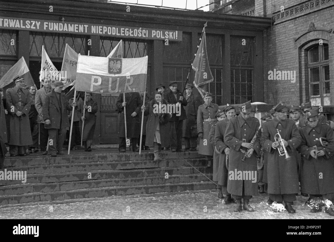 Miêdzylesie, 1949-01-02. Przyjazd grupy reemigrantów z Francji. NZ. gruba powitalna z Pañstwowego Urzêdu Repatriacyjnego i w³adz lokalnych. wb PAP Miedzylesie, 2 gennaio 1949. L'arrivo di un gruppo di rimpatriati dalla Francia. Nella foto: Un gruppo di accoglienza dell'Ufficio di rimpatrio dello Stato e delle autorità locali. wb PAP Foto Stock