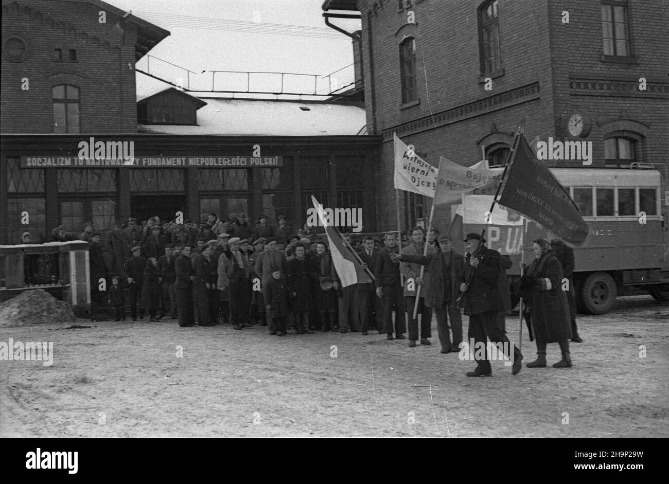 Miêdzylesie, 1949-01-02. Przyjazd grupy reemigrantów z Francji. gruga powitalna z Pañstwowego Urzêdu Repatriacyjnego i w³adz lokalnych oraz reemigranti. wb PAP Miedzylesie, 2 gennaio 1949. L'arrivo di un gruppo di rimpatriati dalla Francia. Nella foto: Un gruppo di accoglienza dell'Ufficio di rimpatrio dello Stato e delle autorità locali, e rimpatri. wb PAP Foto Stock