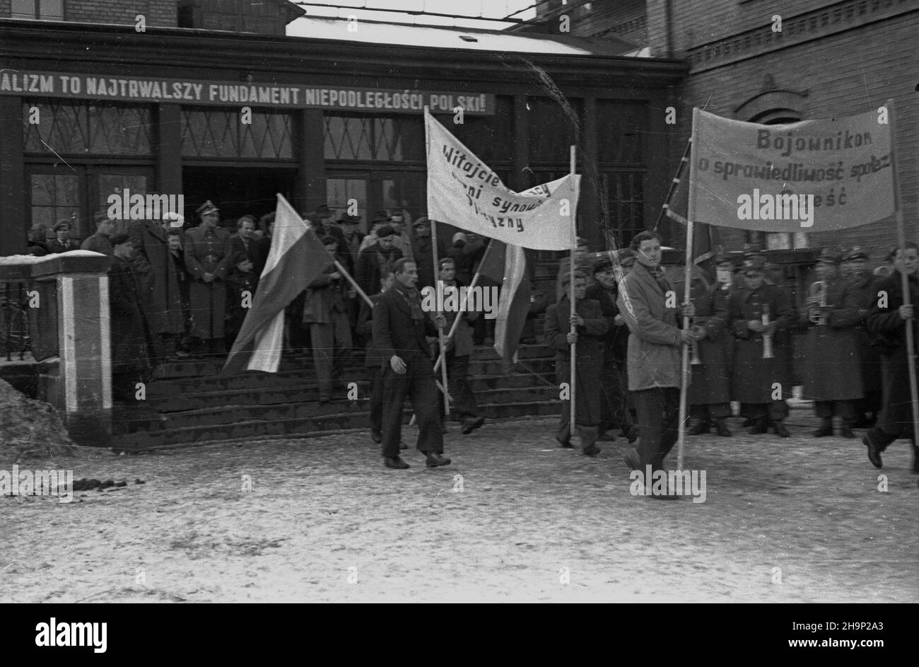Miêdzylesie, 1949-01-02. Przyjazd grupy reemigrantów z Francji. NZ. gruba powitalna z Pañstwowego Urzêdu Repatriacyjnego i w³adz lokalnych. wb PAP Miedzylesie, 2 gennaio 1949. L'arrivo di un gruppo di rimpatriati dalla Francia. Nella foto: Un gruppo di accoglienza dell'Ufficio di rimpatrio dello Stato e delle autorità locali. wb PAP Foto Stock