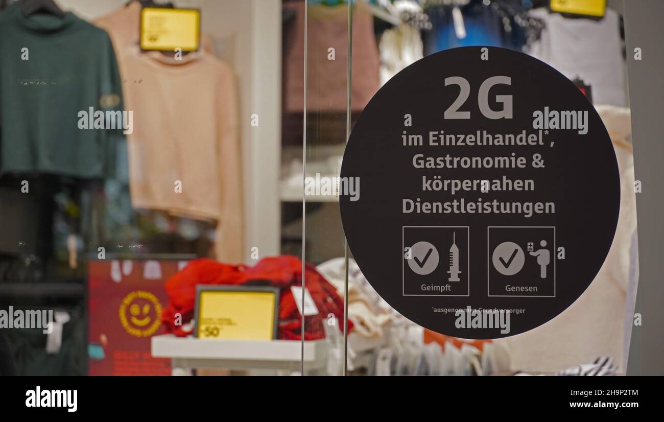 Amburgo, Germania 7.12.2021 - 2G Corona-Warnhinweis an einem Geschäft, aufgrund der Verordnung vom 4,12 Foto Stock