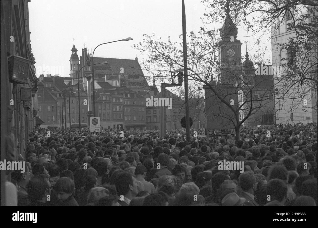 Warszawa 26.05.1981. Msza œwiêta dziêkczynno-b³agalna o zdrowie papie¿a Jana Paw³a II po zamachu na jego ¿ycie w dniu 13 maja 1981 roku. Msza œwiêta sprawowana przed koœcio³em akademickim pw. œw. Anny (P) przy ul. Krakowskie Przedmieœcie zgromadzi³a t³umy mieszkañców stolicy. W g³êbi plac Zamkowy i stare Miasto. mta PAP/Andrzej Kossobudzki Or³owski Varsavia 26 maggio 1981. il mas di ringraziamento e di intercessione per la guarigione di Papa Giovanni Paolo II dopo il tentativo di valutazione della sua vita del 13 maggio 1981. La messa offerta di fronte alla Chiesa Universitaria di Sant'Anna a krakowskie Przedmiescie Foto Stock