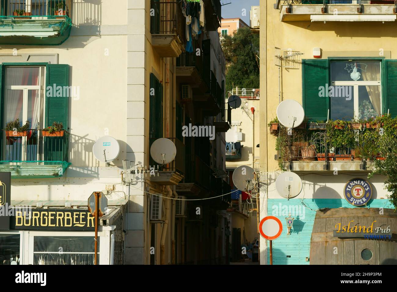 Parabola satellitare sugli edifici di Pozzuoli, Napoli, Italia Foto Stock