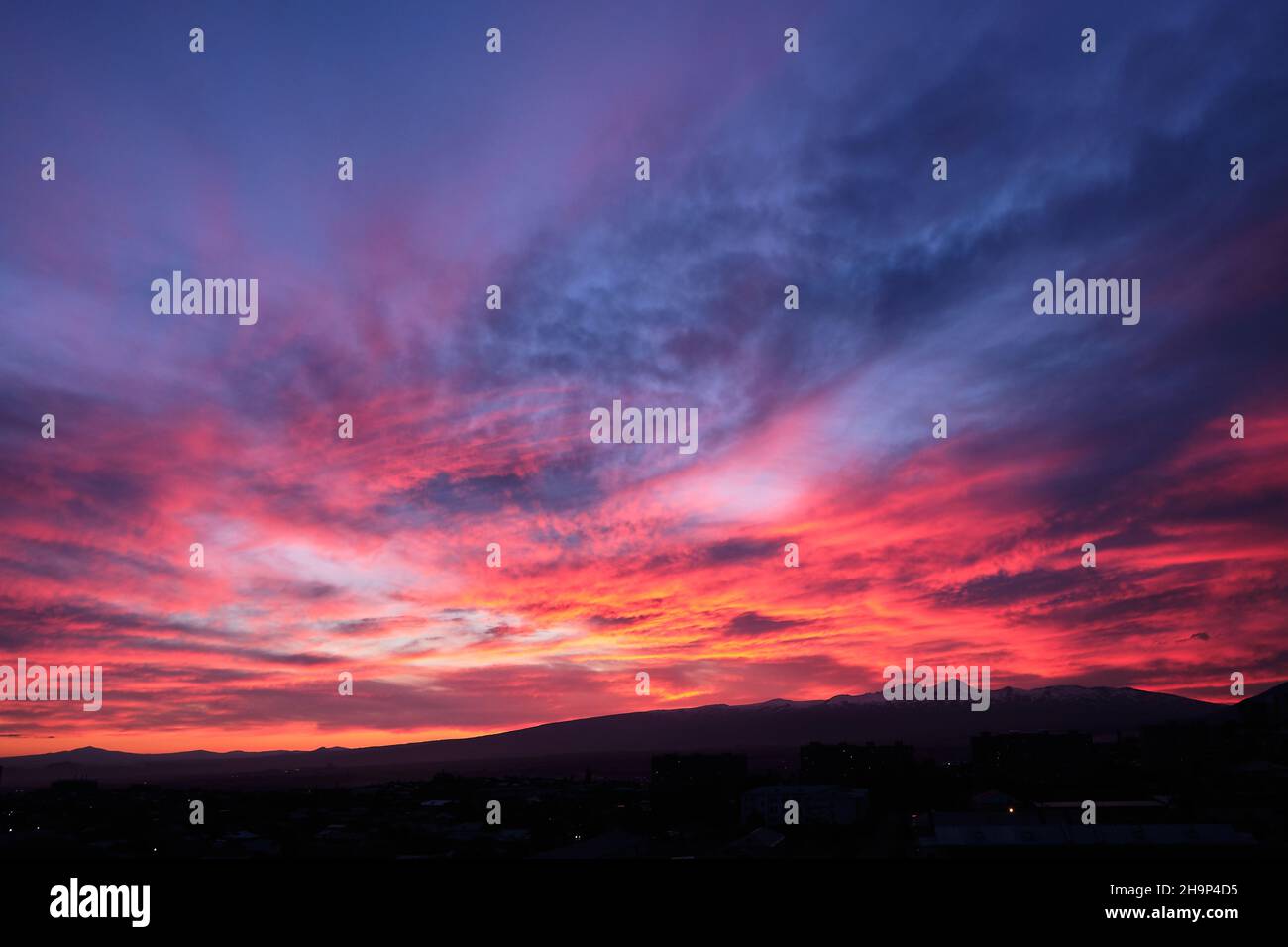 Tramonto rosso acceso sul Monte Aragats, Armenia. Foto Stock