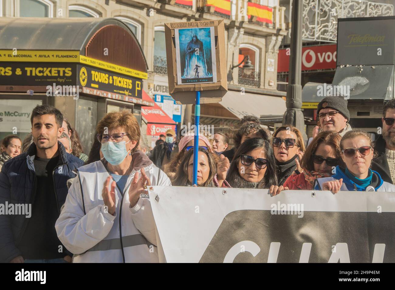 Madrid, Madrid, Spagna. 6th Dic, 2021. Il movimento civico Ã‚Â¨Chalecos BlancosÃ‚Â¨. Ha dimostrato alla Puerta del Sol a Madrid, in Spagna, di protestare contro la tirannia sanitaria e di esigere il diritto di decidere dei genitori con i loro figli e di ogni cittadino, oltre all'asfissia economica e alla separazione sociale sotto lo slogan. Ã‚Â¨la verità ci freeÃ‚Â¨, no alla tirannia! Libertà!!!.nel loro manifesto dichiarano la seguente.Nuova legge elettorale.elezione diretta dei deputati da circoscrizioni con liste aperte.uno spagnolo, un voto, lo stesso in tutto il territorio spagnolo.Eliminat Foto Stock